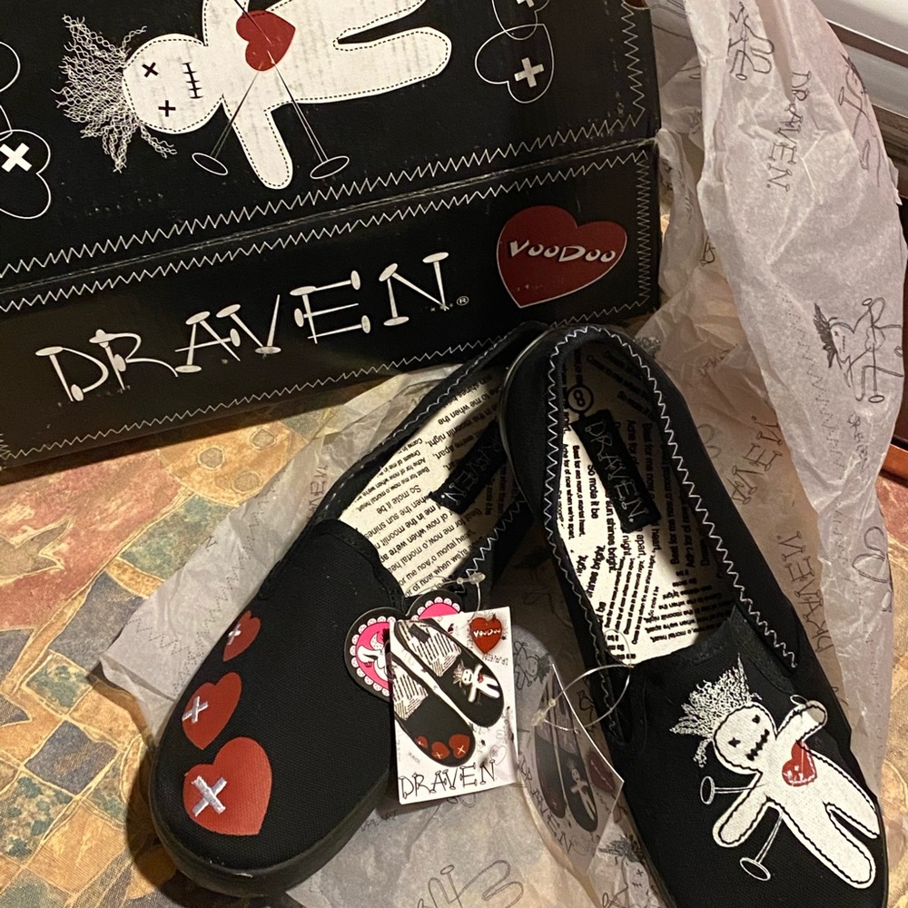 BNWTIB DRAVEN VOO DOO SLIP ON